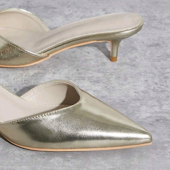 WomenElegant Light Gold Patent Pu Leather Stylish Chic Low Heel Pointed-Toe Shoe - Picture 4 of 5